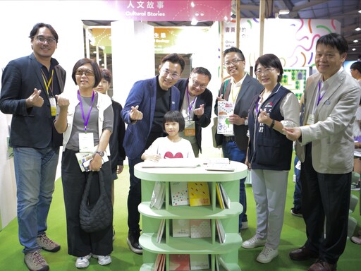 首屆兒少國際書展閉幕倒數！台中文學貢獻獎得主甘耀明驚喜現身 鄭副市長化身書迷購書