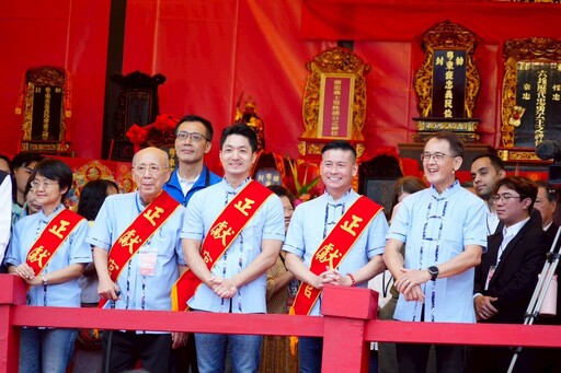 蔣萬安挑擔踩街 力挺台北客家義民嘉年華