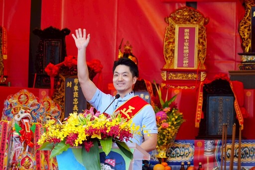 蔣萬安挑擔踩街 力挺台北客家義民嘉年華