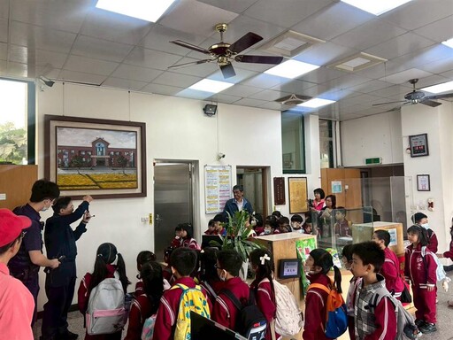 秀水鄉華龍國小安排學童至秀安派出所 實施戶外教學