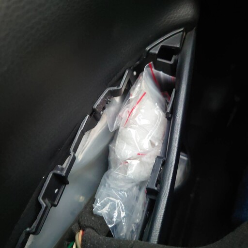 警方出動「小」工具 找出車內藏放「大」量毒品