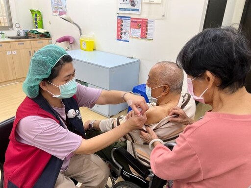 長者肺炎鏈球菌疫苗全面開打 籲新冠與流感疫苗要接種保健康