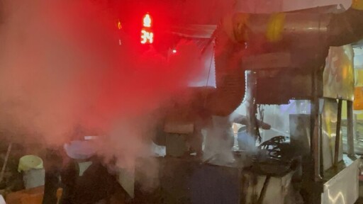 【有影】火警迅速制擊！台中北區燒烤店排油煙管意外起火，店家當場應變成功