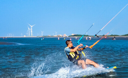 大安濱海樂園開放戲水衝浪 中市觀旅局籲遵守水域公告