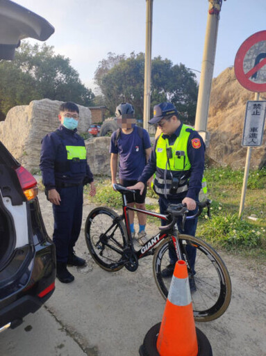 少年騎車訪友慘摔 泥濘腳踏車 春社警連人帶車送返家