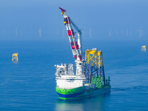 台船環海完成中能風場31座水下套筒式基礎安裝