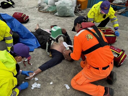 竹圍民眾港區昏迷 海巡消防搶救恢復脈搏及呼吸後送醫