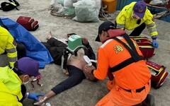 竹圍民眾港區昏迷 海巡消防搶救恢復脈搏及呼吸後送醫
