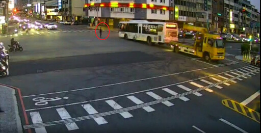 【有影】公車『刁車』卡車陣動彈不得 警員熱心助公車解困避免交通混亂