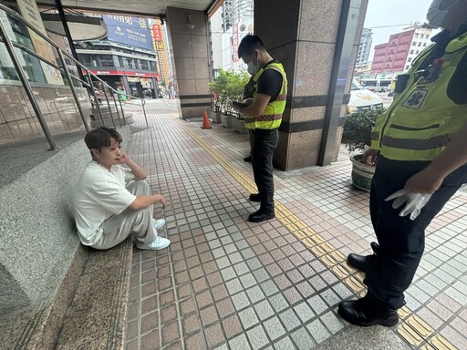 【有影】香港籍男大生狂歡後倒騎樓不省人事、朋友見狀全跑開、警消合力救援避危害