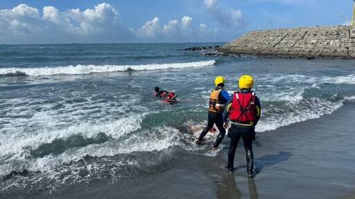 強化水域救災 高市消防局第一大隊於旗津海域進行水上救 援訓練