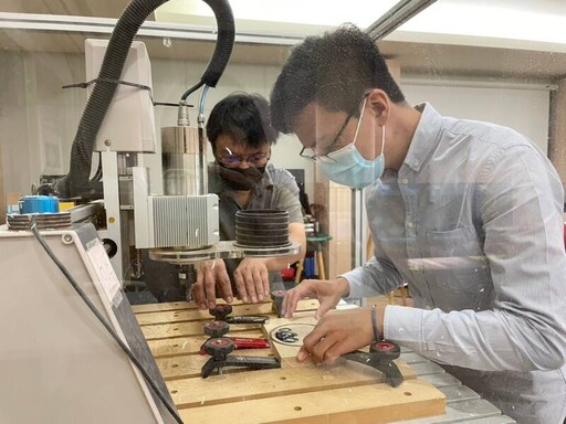青年運用創客基地磨練技能 CNC技術員躍升工程師