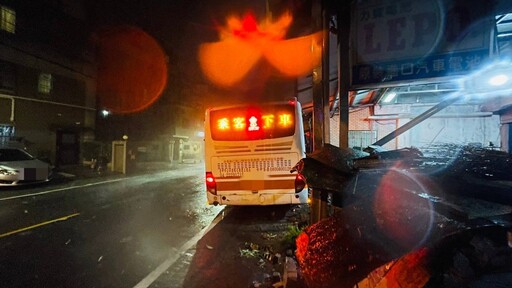 【有影】台中雨勢致號誌故障 公車撞毀民宅無生命危險