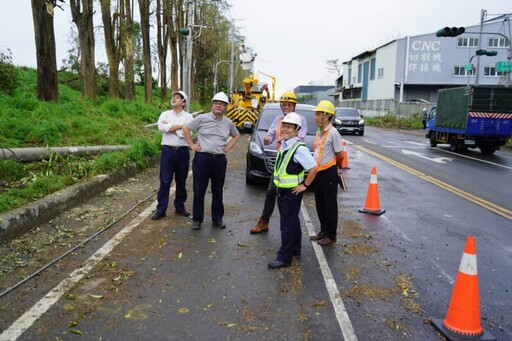 山陀兒颱風重創高屏 台電鳳山區處搶修望今晚全面復電