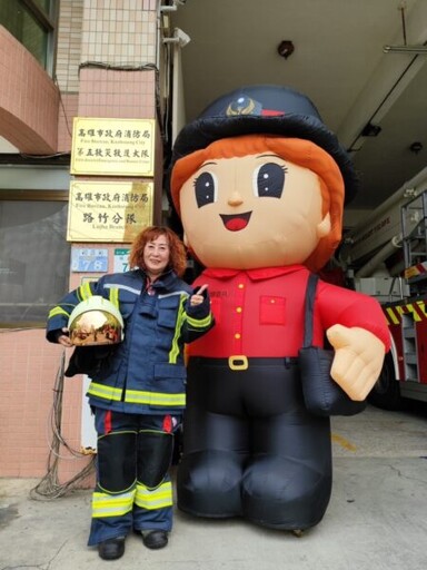 高雄市義勇消防總隊第五大隊總幹事黃麗霞榮獲113年鳳凰獎楷模