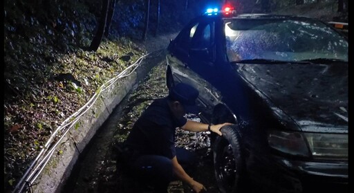 和平警雨中協助車胎更換 解救受困山區民眾