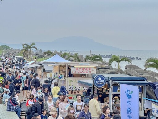 高市府海線潮旅行市集 萬人湧入體驗海濱音樂市集