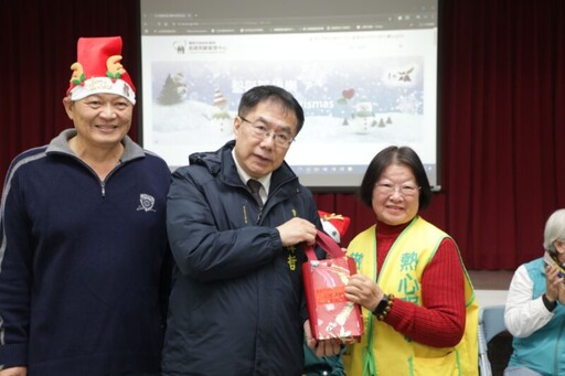 黃偉哲市長聖誕前夕探訪環保回收站及社區關懷據點 感謝市民及志工共創更好的臺南