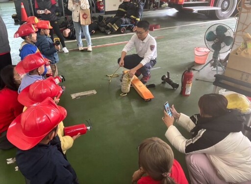 高雄小港消防體驗 學童化身小小消防員