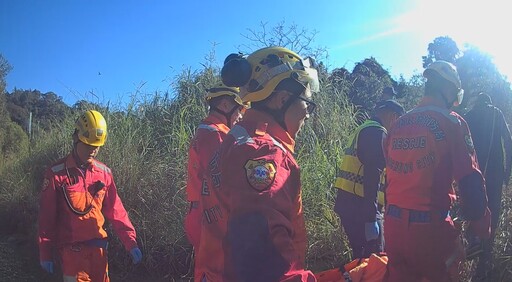 寒冬中失智翁裸身躺溪邊 警方迅速救援