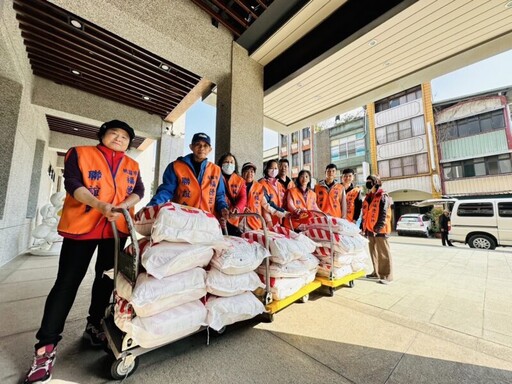 大溪區公所114年寒冬送暖助弱勢 區長邀市民領取春聯