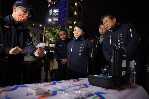 市長寒夜視察交通執法 慰勉執勤警、民力 警製諧音梗標語、藏頭詩春聯加強宣導