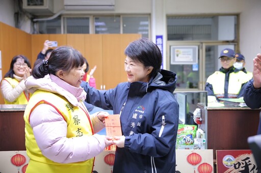 市長寒夜視察交通執法 慰勉執勤警、民力 警製諧音梗標語、藏頭詩春聯加強宣導