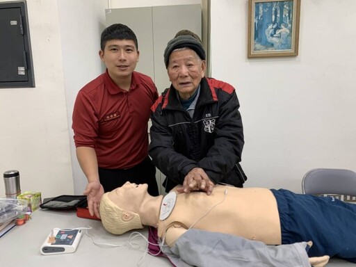 桃園新住民學習CPR+ AED急救術 95歲的高齡長輩也是學員