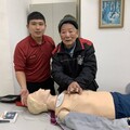 桃園新住民學習CPR+ AED急救術 95歲的高齡長輩也是學員