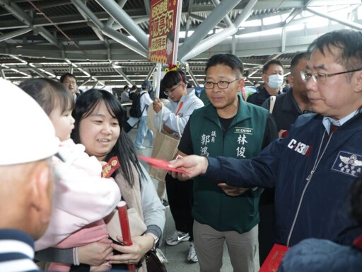 臺南市長黃偉哲至高鐵贈春聯 祝賀返鄉市民、遊客「蛇宓隆發」