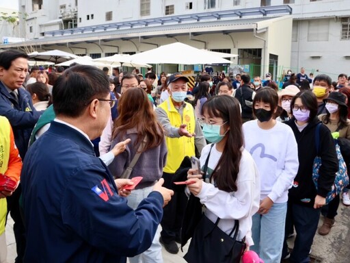 春節人潮擠爆臺南西門淺草及國華商圈！黃偉哲市長現身衝買氣發紅包、50元抵用券