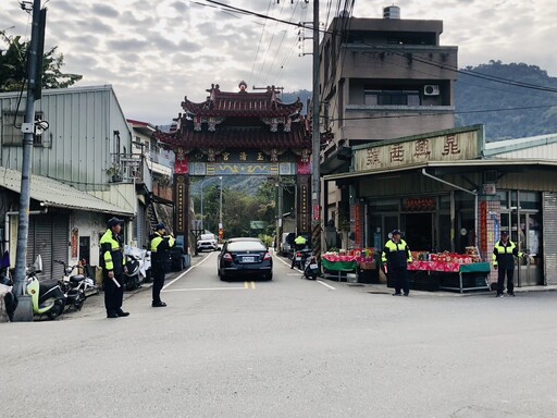 春節玉清宮湧車潮、東勢警加強交通疏導 確保信徒平安祈福