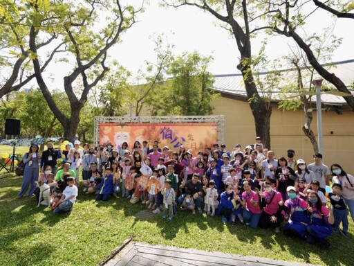 雨豆樹下迎伯公生日 高市府客委會嘉年華演藍染擂茶多元體驗