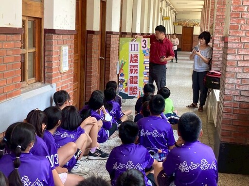 消防體驗卡活動登場 高雄三民國小學童透過闖關學習防災技能