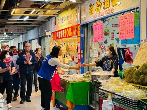 國民黨市場溫馨致贈康乃馨 祝福全天下母親永遠幸福快樂