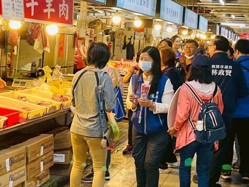 國民黨市場溫馨致贈康乃馨 祝福全天下母親永遠幸福快樂