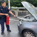 臺中許男載子途中車頭起火 勇警衝前線滅火排除危機