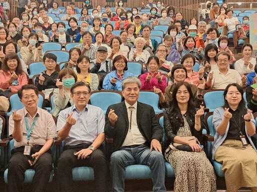 李鴻源在大墩文化中心演講廳以《對地球布施》為題舉行專題演講