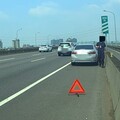 爆胎停路肩未避險 駕駛車內苦等救援險釀意外