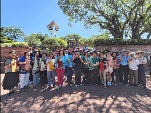 南華大學民族音樂學系豎琴老師劉貞宜率70位平均70歲者來個《府城300-陶豎快閃安平三部曲》