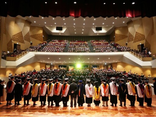中央大學113學年度畢業典禮隆重舉行 勉學子放眼國際、勇於探索