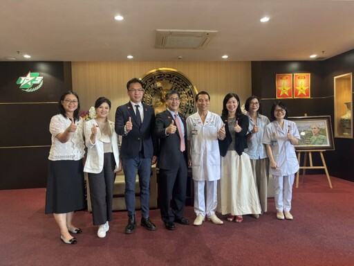 全台唯一! 小港醫院受邀越南175軍醫院50週年院慶