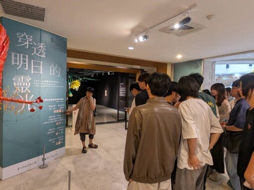 廢材翻轉想像！彰師大師生走讀《反義複詞與及物動詞》展 體會藝術與永續的連結
