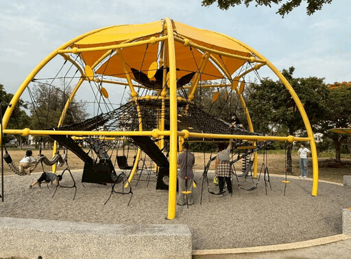 東區東智里陽光公園及崇成里崇成公園兒童特色遊具攀爬網完工