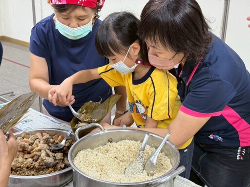70歲志工教幼童包粽初體驗 高雄客家文物館上演溫馨世代共融