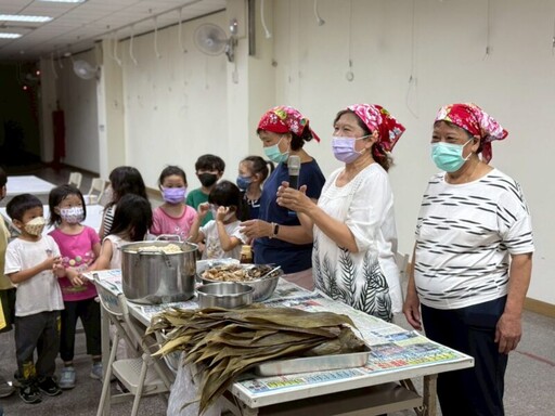 70歲志工教幼童包粽初體驗 高雄客家文物館上演溫馨世代共融