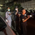 公益派出所警員陳煒淂與馮婕妮憑手機奇蹟開機 尋回徒步10公里失聯老婦助平安團圓