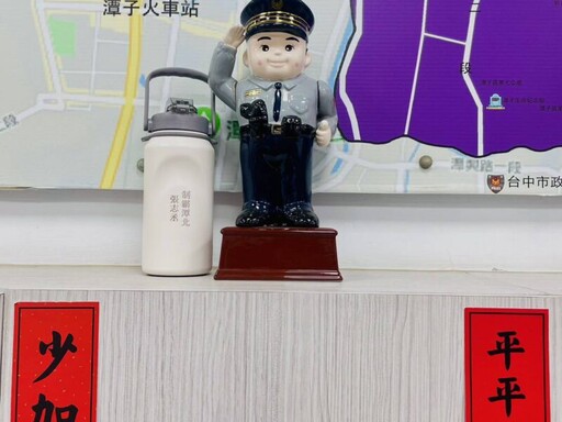 中市潭北派出所警察節限定驚喜藏巧思 員警驚喊:「警察杯杯」儀式感十足