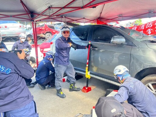 高雄消防局第四大隊辦車禍救援訓練 強化國道事故搶救安全