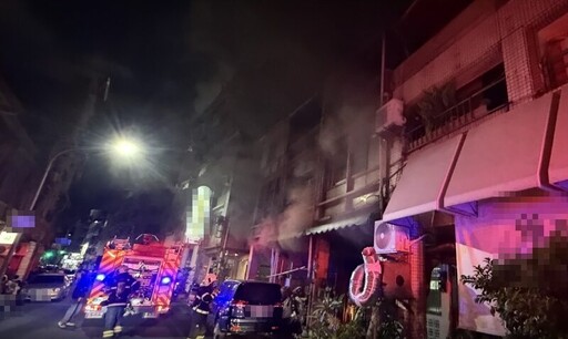 高雄新興區火警 消防局25車出動 救出父子兩人均安